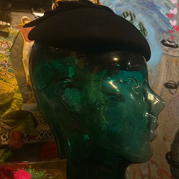 Vintage wool felt fascinator with monochromatic flower with leaves - Picture 5 of 9